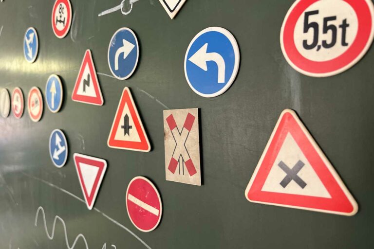 Fahrschule Kalbach | Ihre Fahrschule für Auto, Motorrad und Roller in Frankfurt - Alle Klassen A und B erlernen.